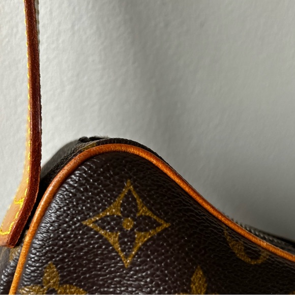 Louis Vuitton Croissant MM - Picture 11 of 17